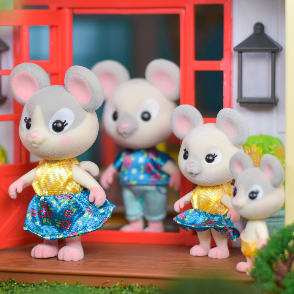 4 Miniature Doll Figures J588725