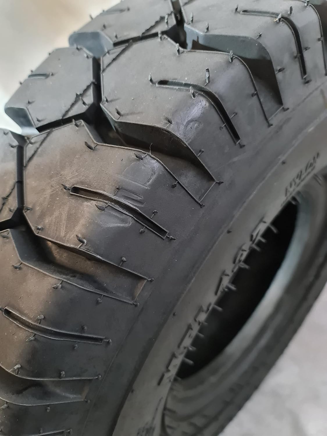 6.50-10 12 Ply Forklift Tire P949