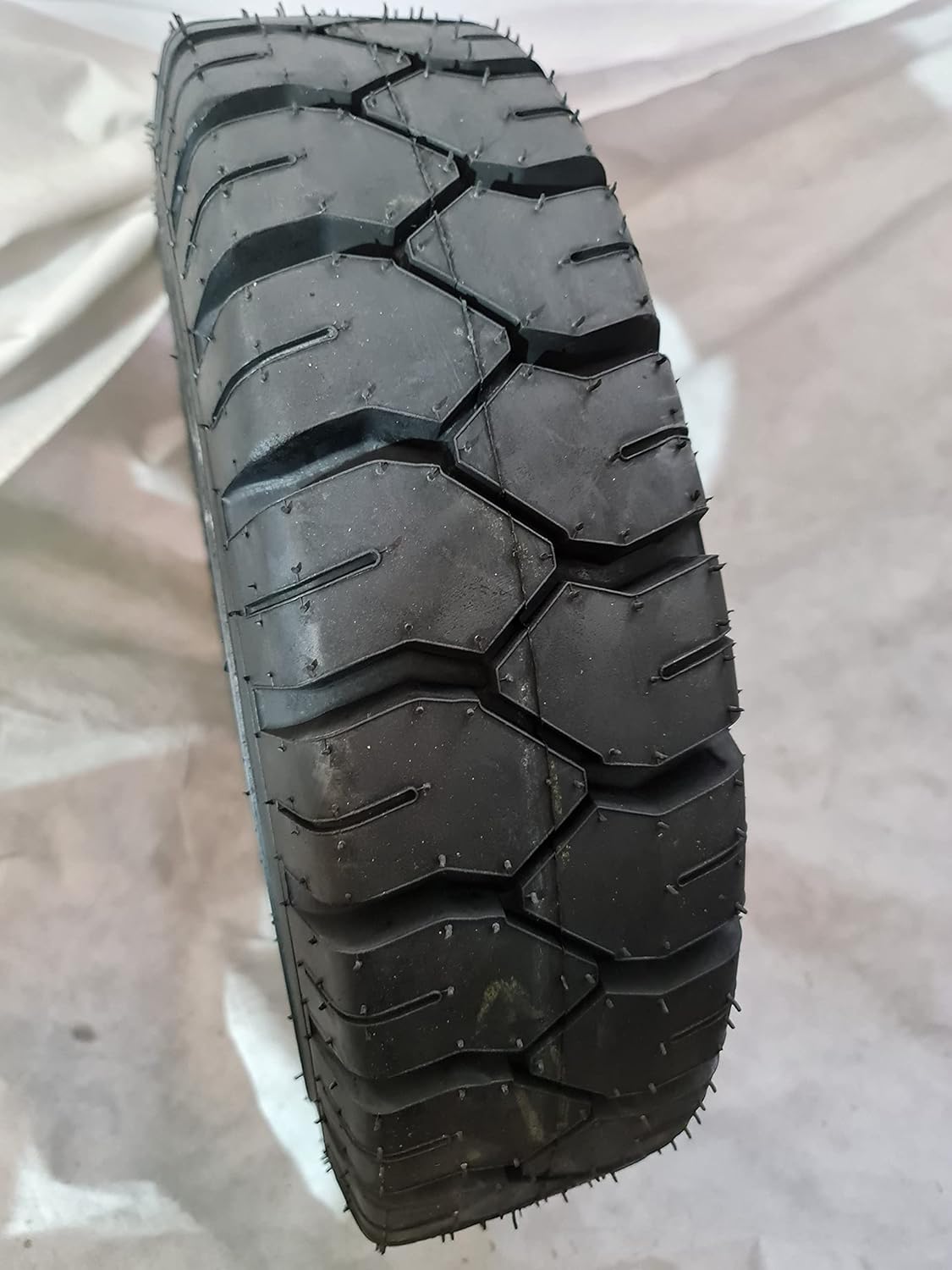 6.50-10 12 Ply Forklift Tire P949